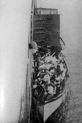 Am 15. April 2012 jährt sich zum 100. Mal der Untergang der Titanic - Am frühen Morgen des 15. April 1912 wurden kurz vor 0:30 Uhr auf der RMS Carpathia die ersten per Funk übermittelten Notrufsignale der Titanic empfangen. Gegen 4:00 Uhr erreichte die Carpathia als erstes Schiff die Unglücksstelle und nahm kurze Zeit später die ersten Überlebenden an Bord. Rettungsboot der Titanic