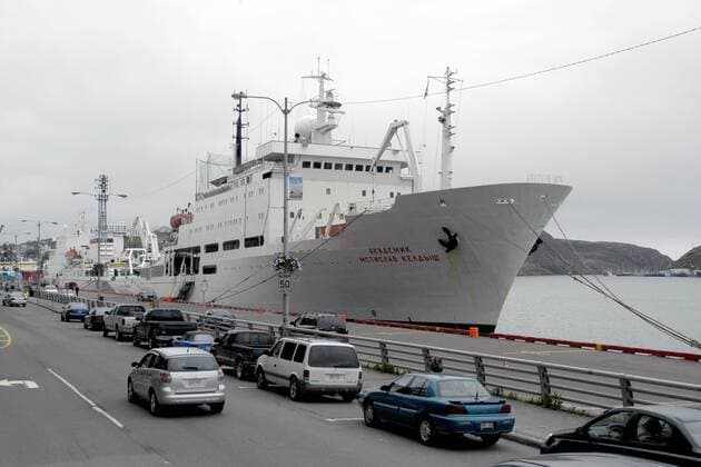 Am 15.April 2012 jährt sich zum 100. Mal der Untergang der Titanic - Titanic Expedition der Keldysch von 2005. James Cameron charterte das Schiff für zwei Expeditionen zu den Wracks der RMS Titanic und der Bismarck. Die Bilder von der Titanic Expedition aus dem Jahr 1996 wurden in dem Film Titanic verwendet. Die Akademik Mstislaw Keldysch ist ein russisches Forschungsschiff. Das Schiff ist zwischen 1979 und 1981 unter der Baunummer 224 auf der finnischen Hollming-Werft in Rauma gebaut worden. An Bord sind zwei Forschungs-U-Boote vom Typ Mir stationiert, die für Untersuchungen in der Tiefsee eingesetzt werden. Akademik Mstislaw Keldysch