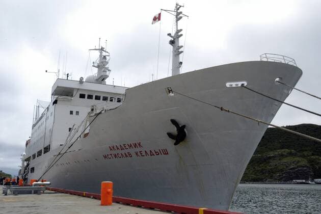 Am 15.April 2012 jährt sich zum 100. Mal der Untergang der Titanic - Titanic Expedition der Keldysch von 2005. James Cameron charterte das Schiff für zwei Expeditionen zu den Wracks der RMS Titanic und der Bismarck. Die Bilder von der Titanic Expedition aus dem Jahr 1996 wurden in dem Film Titanic verwendet. Die Akademik Mstislaw Keldysch ist ein russisches Forschungsschiff. Das Schiff ist zwischen 1979 und 1981 unter der Baunummer 224 auf der finnischen Hollming-Werft in Rauma gebaut worden. An Bord sind zwei Forschungs-U-Boote vom Typ Mir stationiert, die für Untersuchungen in der Tiefsee eingesetzt werden. Akademik Mstislaw Keldysch