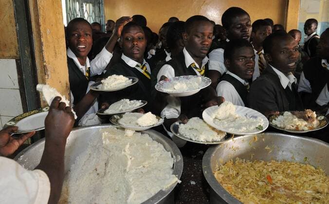 The students wait for lunch at Jamhuri high shool in Nairobi, Kenya, Oct. 16, According the statement released by World Food Programme on Tuesday, the fight against hunger was given new impetus last week with the release of figures showing that, despite there being 132 million fewer hungry people in the world compared to 20 years ago, there are still nearly 870 million people who go without enough food every day, The theme of this year s World Food Day focuses on Agricultural cooperatives - key to feeding the world . (Xinhua Ding Haitao) KENYA-NAIROBI-WORLD FOOD DAY 
