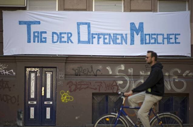 Ein Transparent vor der Zentral Moschee in der Wiener Straße in Berlin Kreuzberg weist am 3.10.2012 auf den Tag der Offenen Moschee hin. Diese Moschee wird vom DITIB (Türkisch-Islamische Union der Anstalt für Religion) betrieben. DER ABDRUCK DES EPD-FOTOS IST HONORARPFLICHTIG! Tag der Offenen Moschee in Berlin 397176 EDITORIAL USE ONLY