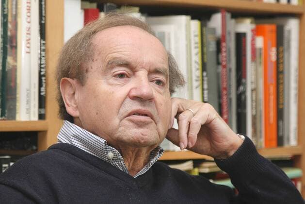 Am 21.05.2009 wird der Karikaturist Hans Traxler 80 Jahre alt. (Foto am 28.04.09 in seiner Wohnung in Frankfurt am Main) Humor ist sein Metier. So zeichnet und textet er über die Geschehnisse in der Welt, über große Persönlichkeiten und den kleinen Mann. Selbst Helmut Kohl hat ihm etwas zu verdanken: Die Birne von Hans Traxler und Peter Knorr ist wohl die bekannteste Karikatur des Altkanzlers. Er zeichnet künstlerisch meisterhaft, geradezu graziös, und karikiert zugleich bissig und hart, treffend und schonungslos. Das Caricatura-Museum in Frankfurt am Main widmet Traxler zum 80. Geburtstag eine Ausstellung. (Siehe epd-Feature vom 04.05.09) DER ABDRUCK DES EPD-FOTOS IST HONORARPFLICHTIG! Der Karikaturist Hans Traxler 316459 EDITORIAL USE ONLY