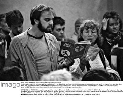 Kirchentag in Erfurt mit der Losung Umkehr führt weiter , 10.-12.06.1988. Das Foto zeigt Teilnehmer im Eröffnungsgottesdienst in der Predigerkirche, 10.6.1988. DER ABDRUCK DES EPD-FOTOS IST HONORARPFLICHTIG! Eröffnungsgottesdienst des Erfurter Kirchentages im Juni 1988 313371 EDITORIAL USE ONLY