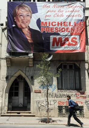 (131106) -- SANTIAGO, Nov. 6, 2013 (Xinhua) -- A man walks in front a banner of presidential candidate of the New Majority Party and former president Michelle Bachelet in Santiago, capital of Chile, on Nov. 6, 2013. The presidential elections will be held on Nov. 17, 2013. (Xinhua Jorge Villegas) (ah) (ce) CHILE-SANTIAGO-POLITICS-ELECTIONS 