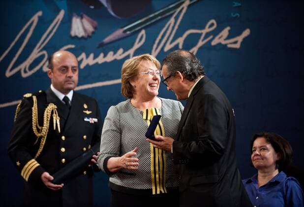 Chilean President Michelle Bachelet (2nd L) delivers the Manuel Rojas Ibero-american Narrative Award to Salvadorean writter Horacio Castellanos Moya in the Moneda Palace, Santiago, capital of Chile, on Oct. 24, 2014. Jorge Villegas) (da) CHILE-SANTIAGO-NARRATIVE-AWARDING CEREMONY e JORGExVILLEGAS 