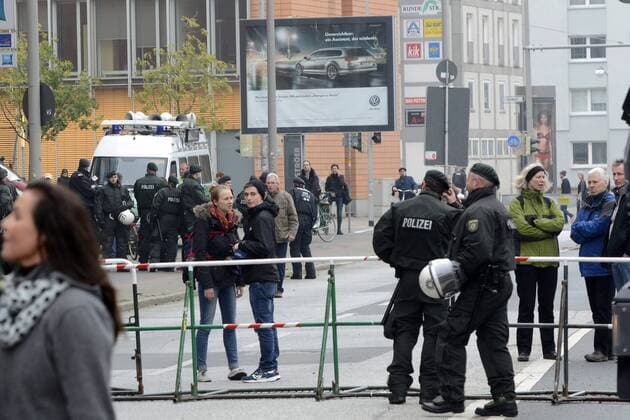 Demonstranten und Gegendemonstranten bei der Demo Für die Opfer linker Gewalt auf dem Klagesmarkt. Hannover, 22.11.2014 Foto:xC.xNiehausx xFuturexImage