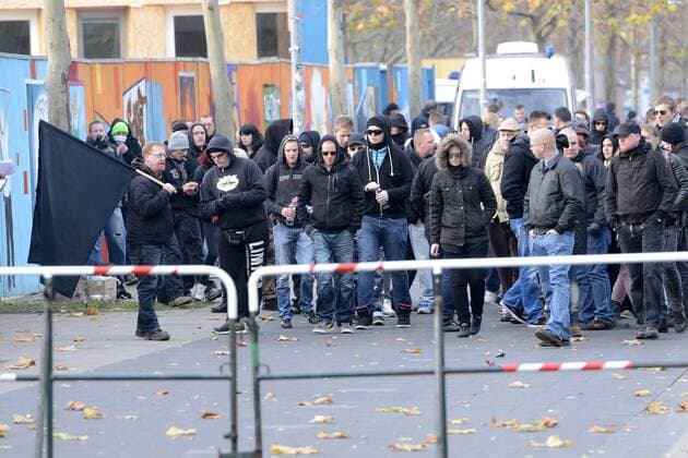 Demonstranten und Gegendemonstranten bei der Demo Für die Opfer linker Gewalt auf dem Klagesmarkt. Hannover, 22.11.2014 Foto:xC.xNiehausx xFuturexImage