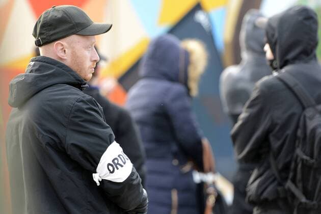 Demonstranten und Gegendemonstranten bei der Demo Für die Opfer linker Gewalt auf dem Klagesmarkt. Hannover, 22.11.2014 Foto:xC.xNiehausx xFuturexImage