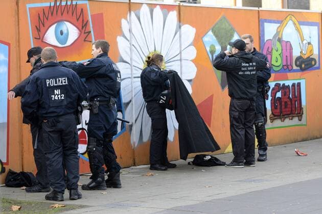 Demonstranten und Gegendemonstranten bei der Demo Für die Opfer linker Gewalt auf dem Klagesmarkt. Hannover, 22.11.2014 Foto:xC.xNiehausx xFuturexImage