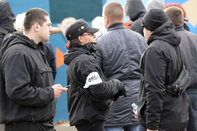Demonstranten und Gegendemonstranten bei der Demo Für die Opfer linker Gewalt auf dem Klagesmarkt. Hannover, 22.11.2014 Foto:xC.xNiehausx xFuturexImage