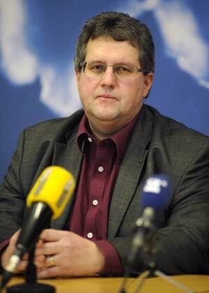 Die Landespressekonferenz der saarländischen Landesregierung am Montag (26.01.2015) im Landtag in Saarbrücken. Im Bild: Michael Neyses gibt heute seinen Wechsel von den Piraten zur den Grünen bekannt.