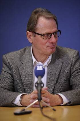 Die Landespressekonferenz der saarländischen Landesregierung am Montag (26.01.2015) im Landtag in Saarbrücken. Im Bild: Klaus Kessler (MdL, Die Grünen).