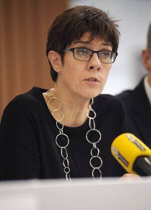 Die Landespressekonferenz der saarländischen Landesregierung am Dienstag (27.01.2015) in der Staatskanzlei in Saarbrücken. Im Bild: Ministerpräsidentin Annegret Kramp-Karrenbauer (CDU).