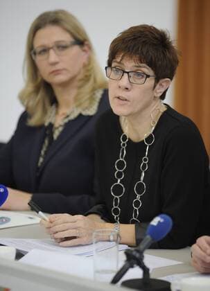 Die Landespressekonferenz der saarländischen Landesregierung am Dienstag (27.01.2015) in der Staatskanzlei in Saarbrücken. Im Bild (v.l.): Wirtschaftsministerin Anke Rehlinger (SPD) und Ministerpräsidentin Annegret Kramp-Karrenbauer.