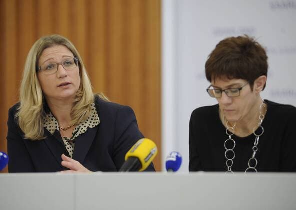 Die Landespressekonferenz der saarländischen Landesregierung am Dienstag (27.01.2015) in der Staatskanzlei in Saarbrücken. Im Bild (v.l.): Wirtschaftsministerin Anke Rehlinger (SPD) und Ministerpräsidentin Annegret Kramp-Karrenbauer.