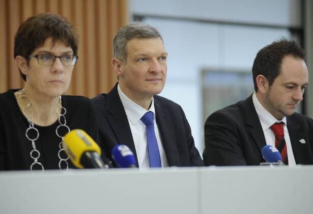Die Landespressekonferenz der saarländischen Landesregierung am Dienstag (27.01.2015) in der Staatskanzlei in Saarbrücken. Im Bild (v.l.): Ministerpräsidentin Annegret Kramp-Karrenbauer (CDU), Finanzminister Stephan Toscani (CDU) und Regierungssprecher Thorsten Klein.