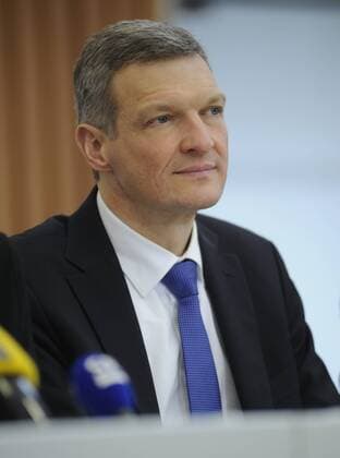 Die Landespressekonferenz der saarländischen Landesregierung am Dienstag (27.01.2015) in der Staatskanzlei in Saarbrücken. Im Bild: Finanzminister Stephan Toscani (CDU).