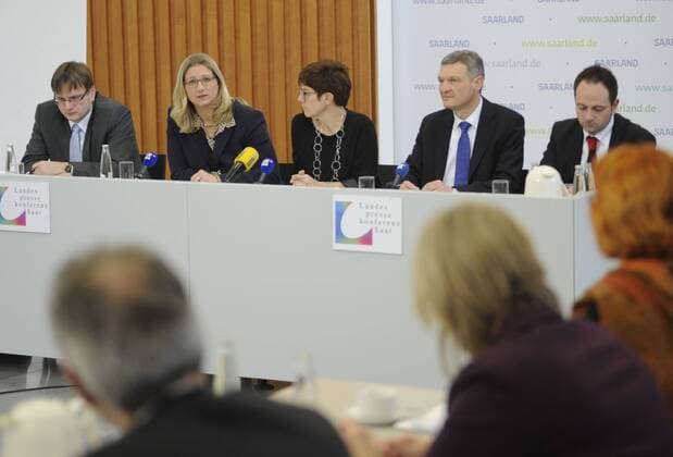 Die Landespressekonferenz der saarländischen Landesregierung am Dienstag (27.01.2015) in der Staatskanzlei in Saarbrücken. Im Bild (v.l.): SR-Moderator Christian Otterbach, Wirtschaftsministerin Anke Rehlinger (SPD), Ministerpräsidentin Annegret Kramp-Karrenbauer (CDU), Finanzminister Stephan Toscani (CDU) und Regierungssprecher Thorsten Klein.
