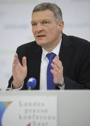 Die Landespressekonferenz der saarländischen Landesregierung am Dienstag (27.01.2015) in der Staatskanzlei in Saarbrücken. Im Bild: Finanzminister Stephan Toscani (CDU).
