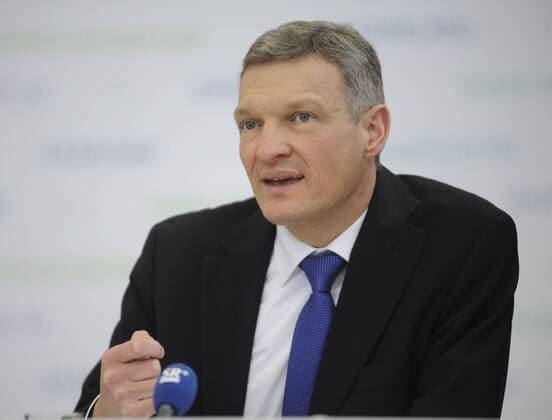 Die Landespressekonferenz der saarländischen Landesregierung am Dienstag (27.01.2015) in der Staatskanzlei in Saarbrücken. Im Bild: Finanzminister Stephan Toscani (CDU).