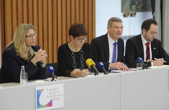 Die Landespressekonferenz der saarländischen Landesregierung am Dienstag (27.01.2015) in der Staatskanzlei in Saarbrücken. Im Bild (v.l.): Wirtschaftsministerin Anke Rehlinger (SPD), Ministerpräsidentin Annegret Kramp-Karrenbauer (CDU), Finanzminister Stephan Toscani (CDU) und Regierungssprecher Thorsten Klein.