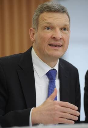 Die Landespressekonferenz der saarländischen Landesregierung am Dienstag (27.01.2015) in der Staatskanzlei in Saarbrücken. Im Bild: Finanzminister Stephan Toscani (CDU).