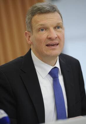 Die Landespressekonferenz der saarländischen Landesregierung am Dienstag (27.01.2015) in der Staatskanzlei in Saarbrücken. Im Bild: Finanzminister Stephan Toscani (CDU).