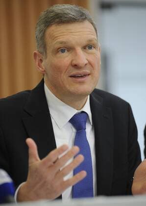 Die Landespressekonferenz der saarländischen Landesregierung am Dienstag (27.01.2015) in der Staatskanzlei in Saarbrücken. Im Bild: Finanzminister Stephan Toscani (CDU).