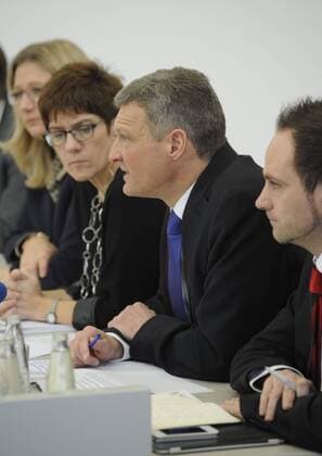 Die Landespressekonferenz der saarländischen Landesregierung am Dienstag (27.01.2015) in der Staatskanzlei in Saarbrücken. Im Bild (v.l.): Wirtschaftsministerin Anke Rehlinger (SPD), Ministerpräsidentin Annegret Kramp-Karrenbauer (CDU), Finanzminister Stephan Toscani (CDU) und Regierungssprecher Thorsten Klein.