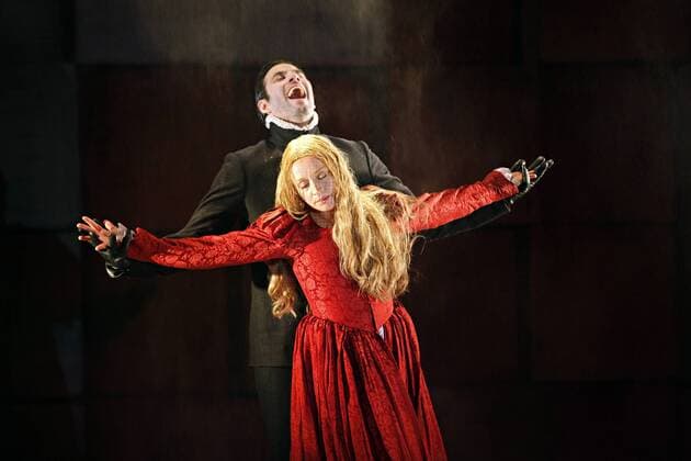 drama-berlin.de 29.01.2015 Muenchner Kammerspiele MARIA STUART (von Friedrich Schiller), Regie und Buehne: Andreas Kriegenburg, Kostueme: Andrea Schraad, Premiere am 31.01.2015 im Schauspielhaus. Szene mit Brigitte Hobmeier (als Maria Stuart) und Max Simonischek (als Mortimer). Muenchner Kammerspiele MARY STUART by Friedrich Schiller, directed and stage designed by Andreas Kriegenburg, costumes design Andrea Schraad, opening January 31, 2015 at the Schauspielhaus. Scene with Brigitte Hobmeier (as Maria Stuart) and Max Simonischek (as Mortimer). Predieri drama-berlin.de