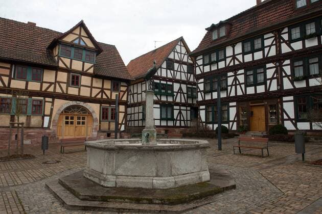 Gerstungen 21.02.2015 Markt Einheitsgemeinde Gerstungen Wappenvogel und Heimatstorch ist am 17.02.2015 zurückgekehrt. Der Wappenvogel und Heimatstorch aus dem französchischen Lande ist zurück auf dem Schlossgiebel. Der Franzmann hat scheinbar unbeschadet die weite Reise zurück überstanden. Heute kam auch seine Partnerin im Bild: Auf dem Markt von erstungen steht diese Storch-Statue und weißt auf das Wappentier hin.