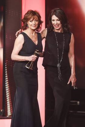Schauspielerin Iris BERBEN, rechts, ueberreicht die Goldene Kamera in der Kategorie Lebenswerk International an Schauspielerin Susan SARANDON, Die Verleihung der 50. Goldenen Kamera, der Film- und Fernsehpreis der Programmzeitschrift Hoerzu in Hamburg, Deutschland am 27.02.2015, POOLFOTO!