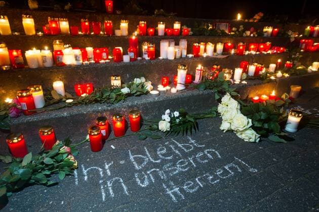 Trauer um Opfer des Flugzeugabsturzes in Frankreich: Am Joseph-Koenig-Gymnasium in Haltern am See (Nordrhein-Westfalen) trauern am Dienstag (24.03.15) Mitschueler um die 16 Schueler und zwei Lehrerinnen des Gymnasiums, die bei dem Flugzeugabsturz in Suedfrankreich ums Leben gekommen sind. Vor dem Gymnasium haben sie Kerzen aufgestellt und Blumen niedergelegt. Der Oberstufenkurs des Joseph-Koenig-Gymnasiums war fuer einen Schueleraustausch in Spanien. Der abgestuerzte Airbus A320 der Lufthansa-Tochter Germanwings, der auf dem Weg von Barcelona nach Duesseldorf war, hatte nach Unternehmensangaben 144 Passagiere und sechs Crew-Mitglieder an Bord, darunter 67 Deutsche. (Siehe epd-Meldungen vom 24.03.15) Foto: epd-bild Friedrich Stark Trauer um Opfer des Flugzeugabsturzes an Gymnasium in Haltern epd EDITORIAL USE ONLY