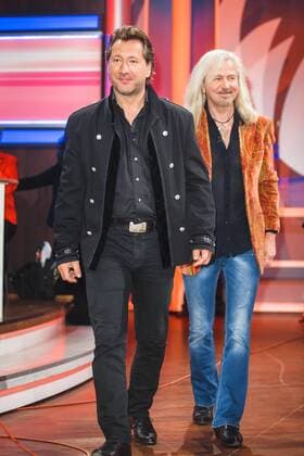 MDR - Riverboat. Gitarrist Bernd Römer rechts und Sänger Claudius Dreilich ( Karat ) anläßlich der MDR - Talkshow Riverboat am 15.05.2015 im Studio 3 der Mediacity Leipzig.