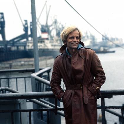 Der deutsche Schauspieler Klaus Kinski bei einem Fotoshooting im Hafen von Hamburg im März 1975. German actor Klaus Kinski at a photocall at Hamburg harbor, March 1975. Copyright: Roba SiegfriedxPilz UnitedArchives00711