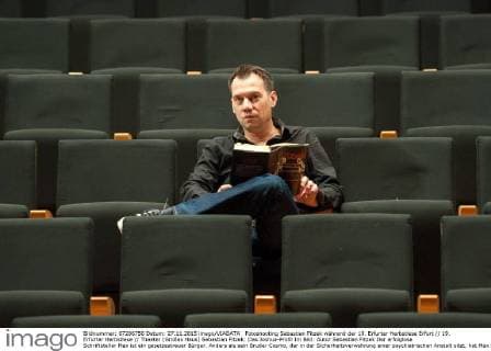 Fotoshooting Sebastian Fitzek während der 19. Erfurter Herbstlese Erfurt 19. Erfurter Herbstlese Theater (Großes Haus) Sebastian Fitzek: Das Joshua-Profil Im Bild: Autor Sebastian Fitzek Der erfolglose Schriftsteller Max ist ein gesetzestreuer Bürger. Anders als sein Bruder Cosmo, der in der Sicherheitsverwahrung einer psychiatrischen Anstalt sitzt, hat Max sich noch niemals im Leben etwas zuschulden kommen lassen. Doch in wenigen Tagen wird er eines der entsetzlichsten Verbrechen begehen, zu denen ein Mensch überhaupt fähig ist. Nur, dass er heute noch nichts davon weiß ... im Gegensatz zu denen, die ihn töten wollen, bevor es zu spät ist. Herbstlese 2015 des Erfurter Herbstlese e.V.