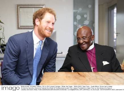 Bilder des Tages . 30 11 2015. Cape Town , South Africa. Prince Harry meets Archbishop Emeritus Desmond Tutu at the offices of The Desmond & Leah Tutu Legacy Foundation in Cape Town on day three of his tour of Lesotho and South Africa.  xi-Images POOLx IIM-11474-0112