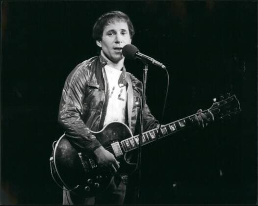 1982 - Fail Simon in Concerts in London: Ten years after splitting from his singing partner Art Garfunkel, American singing star Paul Simon is still an international bestseller. A multi-millionaire who has sold 40 million records in the past 20 years, he has been in London recently to give a series of solo concerts, backed by a band and chorus, For the past four years he has been involved in a film, One Trick Pony which he wrote and starred in and has now been released in the States. Paul now lives with actress Carrie Fisher, of Star Ware fame, whilst his eight year old son Marper lives nearby in New York with Baulls ex-wife Peggy. Photo shows Paul Simon on stage recently in London. - ZUMAk09_