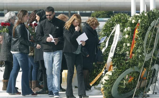 Relatives take part in a floral tribute for the victims of the Germanwings Flight 4U 9525 air crash at El Prat airport in Barcelona on the eve of the first anniversary of the tragedy, in Barcelona, northeastern Spain, 23 March 2016. Germanwings flight 4U 9525, carrying 144 passengers and six crew members from Barcelona, Spain, to Duesseldorf, Germany, crashed on 24 March 2015 in the French Alps when the co-pilot of the flight deliberately brought down the Airbus A320. Germanwings plane crash first anniversary !ACHTUNG: NUR REDAKTIONELLE NUTZUNG!  GRA204 20160323-635943400916060590