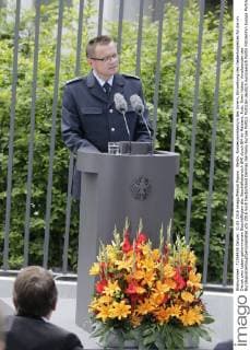 Berlin, Bundesministerium des Innern, Einweihung des Gedenkobjektes für die im Dienst ums Leben gekommenen Beschäftigten des Geschäftsbereich BMI durch BM de Maiziere, Foto: Sven Hüber, Vorsitzenden des Bundespolizeihauptpersonalrates