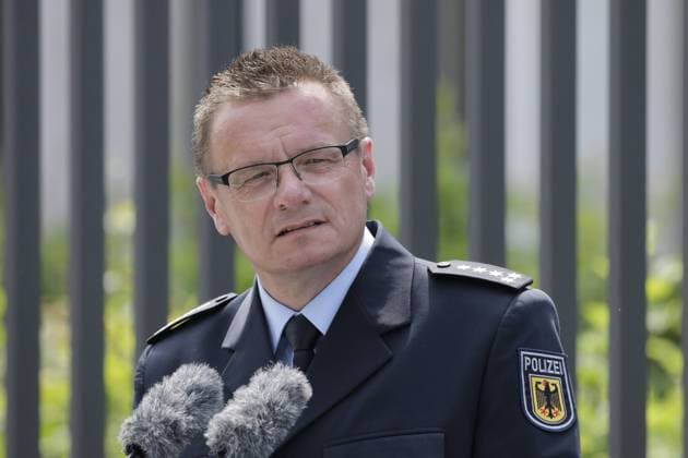 Berlin, Bundesministerium des Innern, Einweihung des Gedenkobjektes für die im Dienst ums Leben gekommenen Beschäftigten des Geschäftsbereich BMI durch BM de Maiziere, Foto: Sven Hüber, Vorsitzenden des Bundespolizeihauptpersonalrates