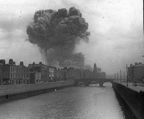 The battle of Dublin: The image shows an Explosion at the Four Courts, during the Irish Civil War 1922. WHA  !ACHTUNG AUFNAHMEDATUM GESCHÄTZT! Copyright: WHA UnitedArchivesWHA_051_0772