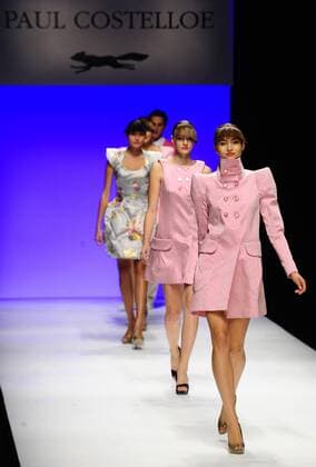 090918) -- LONDON, Sept. 18, 2009 -- Models present creations of Irish designer Paul Costelloe at London Fashion Week in London, Britain, Sept. 18, 2009. The London Fashion Week Spring Summer 2010 collection, lasting from Sept. 18 to 23, opened with the creations of Irish designer Paul Costelloe in London Friday. Zeng Yi)  - ZUMAx10_