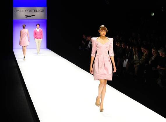 090918) -- LONDON, Sept. 18, 2009 -- Models present creations of Irish designer Paul Costelloe at London Fashion Week in London, Britain, Sept. 18, 2009. The London Fashion Week Spring Summer 2010 collection, lasting from Sept. 18 to 23, opened with the creations of Irish designer Paul Costelloe in London Friday. Zeng Yi)  - ZUMAx10_