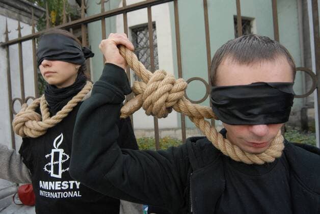 Oct 08, 2009 - Moscow, Russia - Amnesty International activists protest death penalty in Belarus : No Death Penalty in Belarus ; Save the Right for Life. - ZUMAx01_