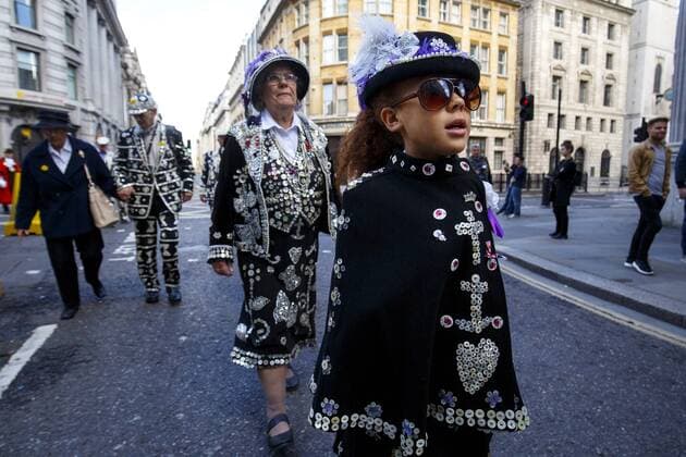 September 25, 2016 - London, London, UK - London, UK. Pearly Kings and Queens parade through the streets of city of London to St Mary Le Bow Church for a service of thanksgiving in London as they continue 140-year-old Pearly tradition on 25 September 2016 during Pearly Harvest Festival. Dressed in dark suits covered in hundreds of bright pearl buttons, the Pearly Kings and Queens of London follow the charity tradition of Henry Croft, an orphan who worked as a street sweeper in the market of Somers Town, London in the 19th century. London UK  - ZUMAl94_