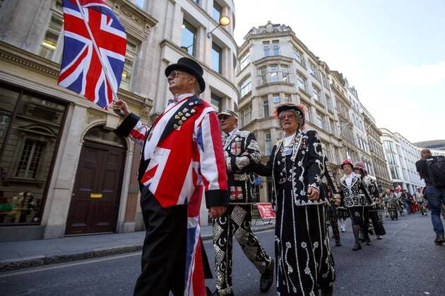 September 25, 2016 - London, London, UK - London, UK. Pearly Kings and Queens parade through the streets of city of London to St Mary Le Bow Church for a service of thanksgiving in London as they continue 140-year-old Pearly tradition on 25 September 2016 during Pearly Harvest Festival. Dressed in dark suits covered in hundreds of bright pearl buttons, the Pearly Kings and Queens of London follow the charity tradition of Henry Croft, an orphan who worked as a street sweeper in the market of Somers Town, London in the 19th century. London UK  - ZUMAl94_