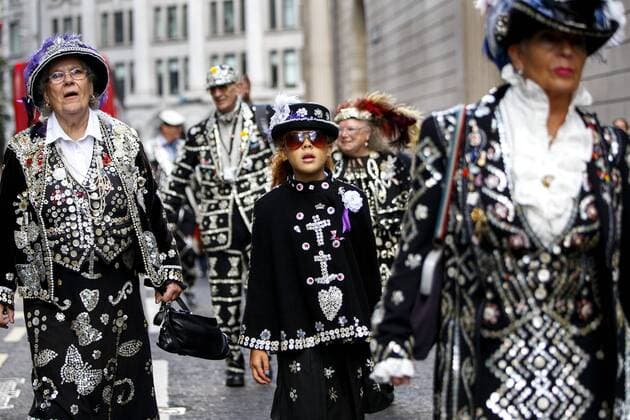 September 25, 2016 - London, London, UK - London, UK. Pearly Kings and Queens parade through the streets of city of London to St Mary Le Bow Church for a service of thanksgiving in London as they continue 140-year-old Pearly tradition on 25 September 2016 during Pearly Harvest Festival. Dressed in dark suits covered in hundreds of bright pearl buttons, the Pearly Kings and Queens of London follow the charity tradition of Henry Croft, an orphan who worked as a street sweeper in the market of Somers Town, London in the 19th century. London UK  - ZUMAl94_