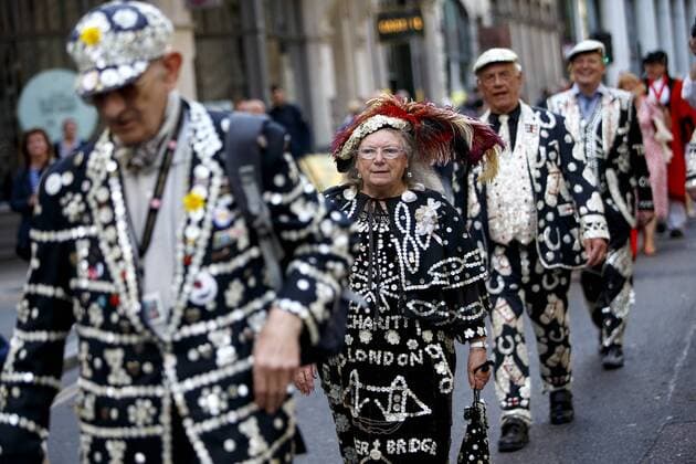 September 25, 2016 - London, London, UK - London, UK. Pearly Kings and Queens parade through the streets of city of London to St Mary Le Bow Church for a service of thanksgiving in London as they continue 140-year-old Pearly tradition on 25 September 2016 during Pearly Harvest Festival. Dressed in dark suits covered in hundreds of bright pearl buttons, the Pearly Kings and Queens of London follow the charity tradition of Henry Croft, an orphan who worked as a street sweeper in the market of Somers Town, London in the 19th century. London UK  - ZUMAl94_