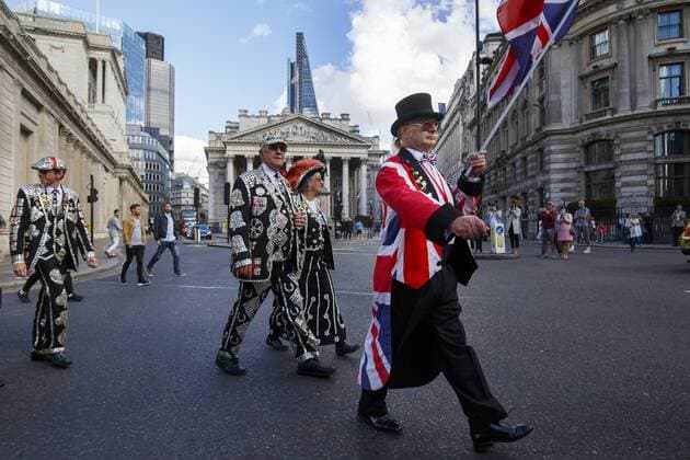 September 25, 2016 - London, London, UK - London, UK. Pearly Kings and Queens parade through the streets of city of London to St Mary Le Bow Church for a service of thanksgiving in London as they continue 140-year-old Pearly tradition on 25 September 2016 during Pearly Harvest Festival. Dressed in dark suits covered in hundreds of bright pearl buttons, the Pearly Kings and Queens of London follow the charity tradition of Henry Croft, an orphan who worked as a street sweeper in the market of Somers Town, London in the 19th century. London UK  - ZUMAl94_